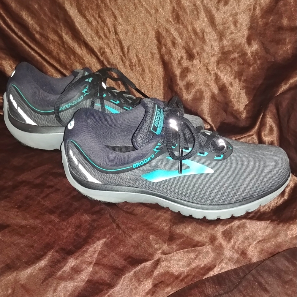 SOLD.    Brooks Pure Flow 7